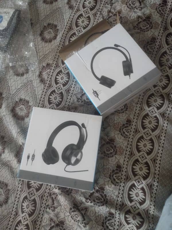 2 headphones with mic 4