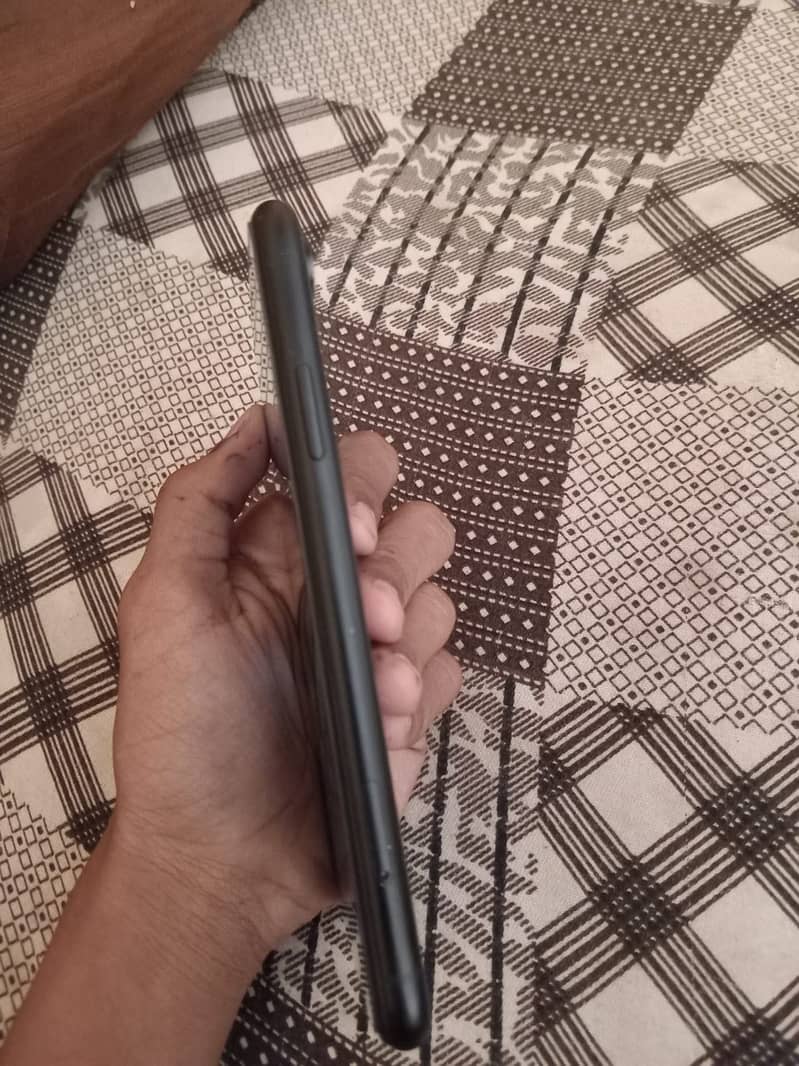 iPhone XR 64 gb battery health 81 nonpta fully original phone ha 4