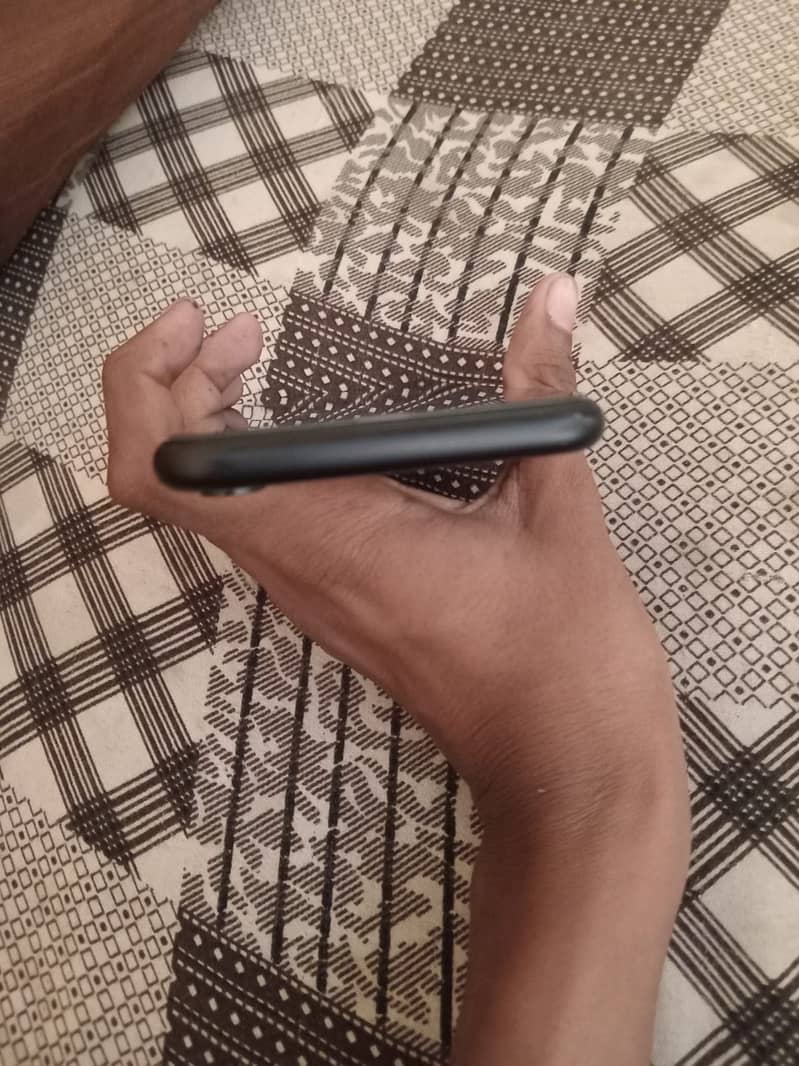 iPhone XR 64 gb battery health 81 nonpta fully original phone ha 6