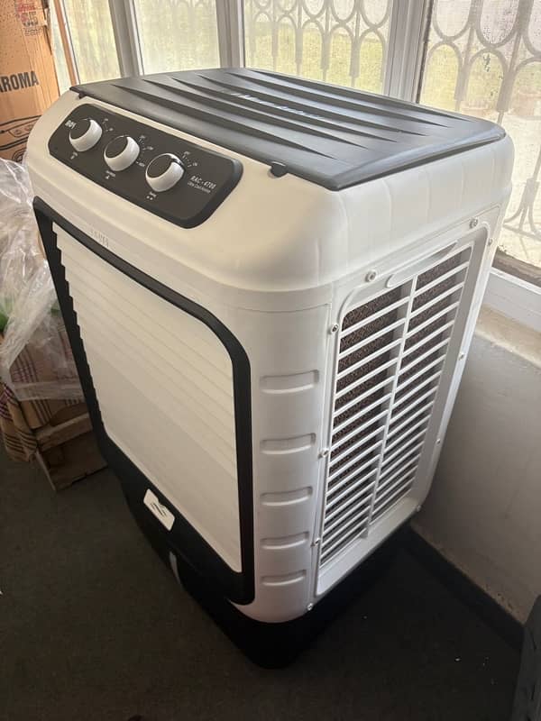 Royal Room Cooler with Ice Box 1