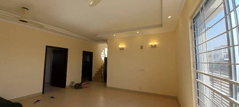 Luxurious Brand New 5 Marla House for Rent 8