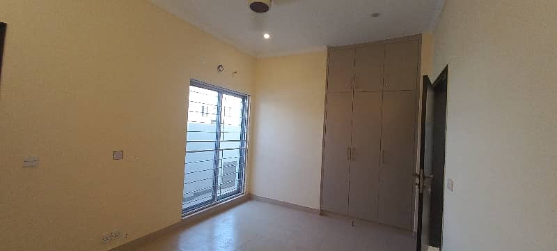 Luxurious Brand New 5 Marla House for Rent 10