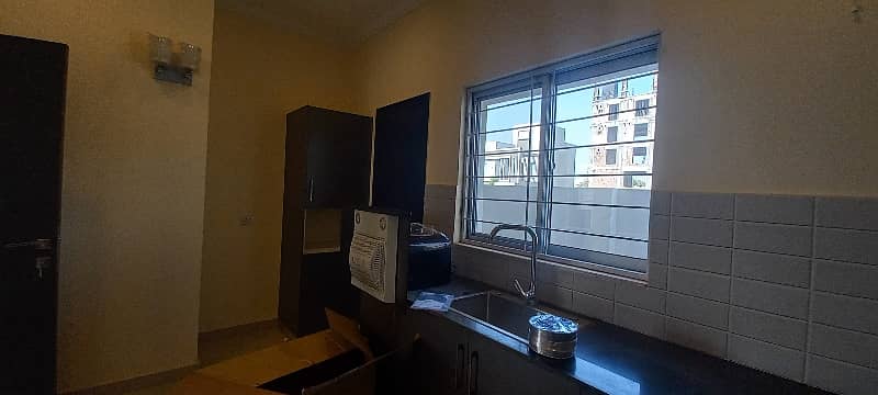 Luxurious Brand New 5 Marla House for Rent 12