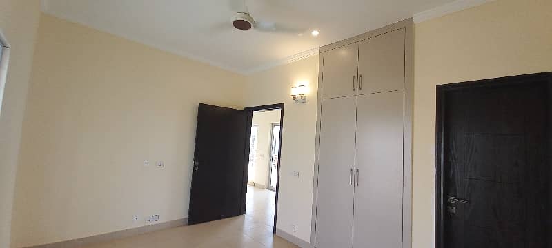Luxurious Brand New 5 Marla House for Rent 14