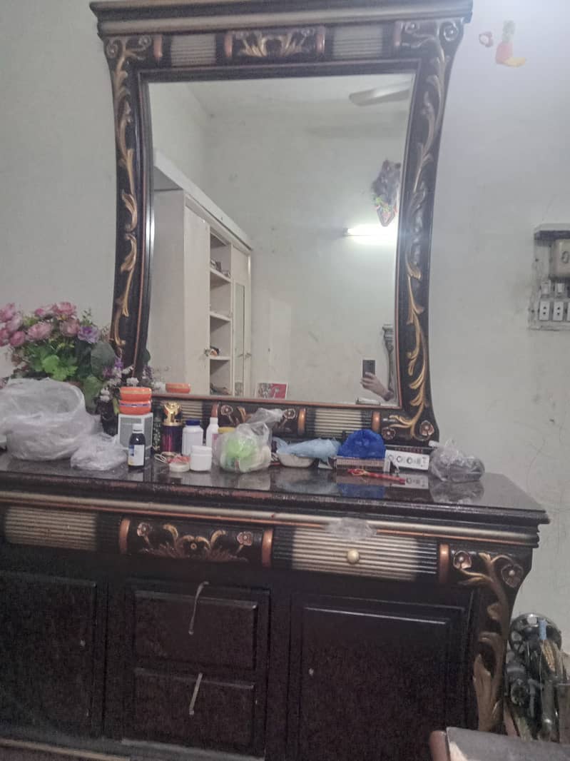 Almari & Dressing Table Mirror 2