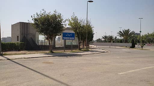Prime Location 10 Marla Plot For Sale In Tauheed Block, Bahria Town Lahore. 0