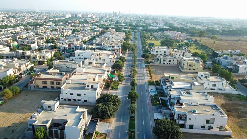 Prime Location 10 Marla Plot For Sale In Tauheed Block, Bahria Town Lahore. 1