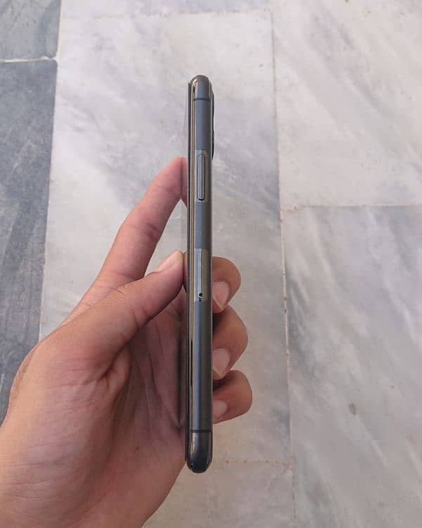 IPhone 11 Pro 100% Original with Complete Box, Case + Cable + Earphone 3