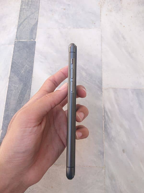 IPhone 11 Pro 100% Original with Complete Box, Case + Cable + Earphone 4