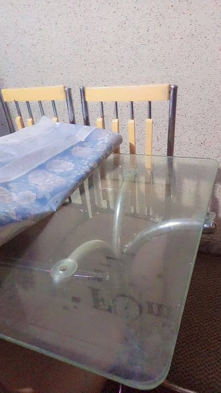 Glass table with six chairs in good condition 3