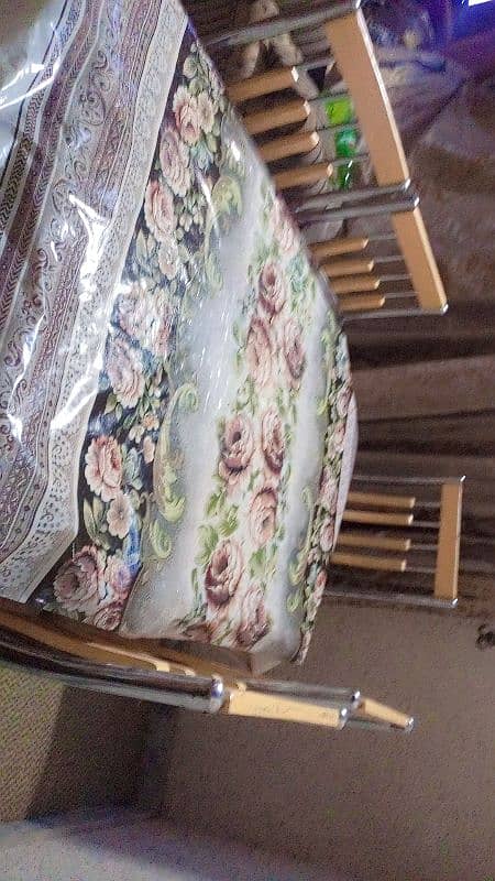 Glass table with six chairs in good condition 4