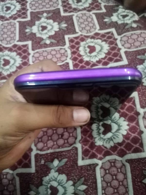 koi fault ni ha OK phone ha no charge no box all OK  open ni h mobile 4