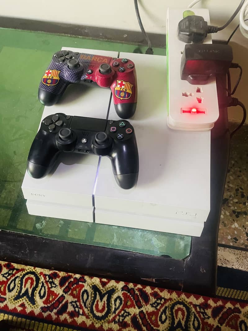 PS 4 jailbreak along with two controllers 0