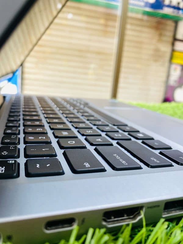 Dell latitude 7400 touch  8th gen core i7  16/256 GB SSD 4
