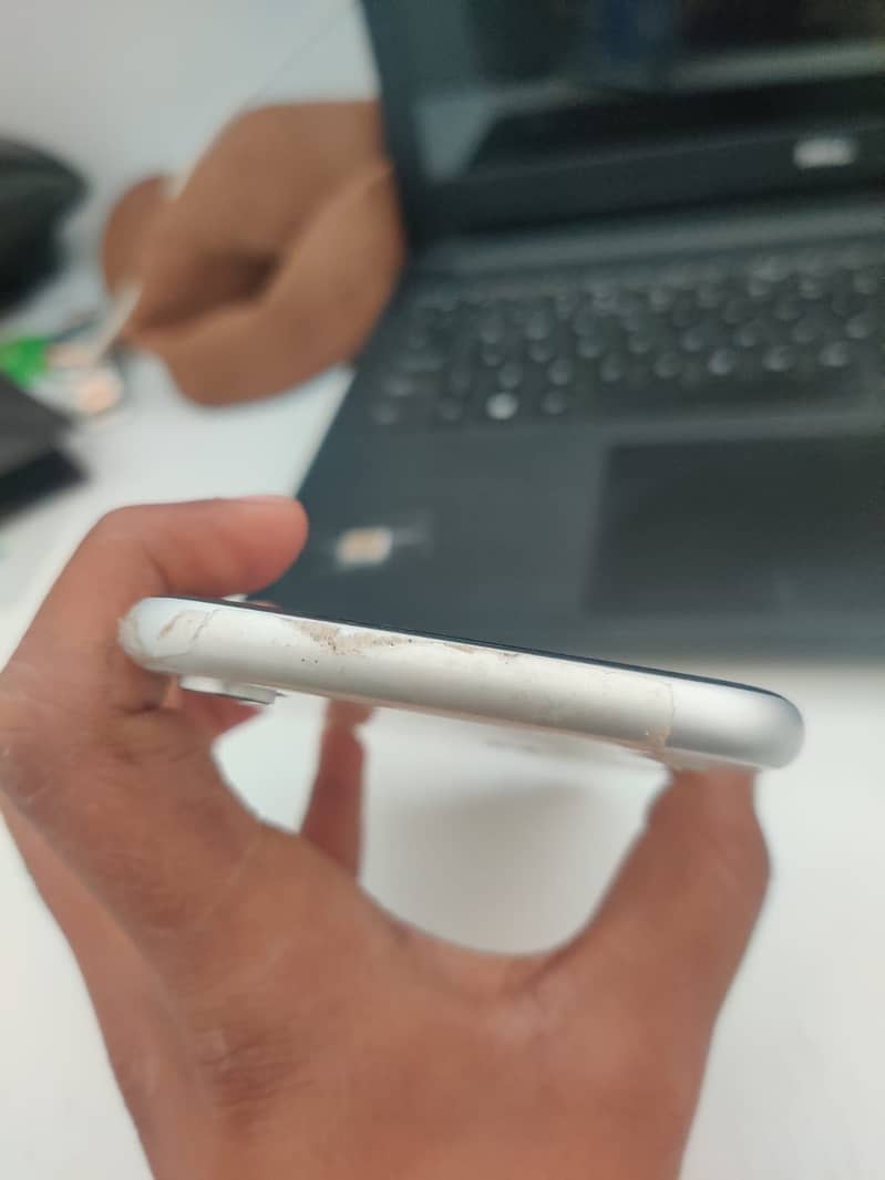 Iphone xr condition 10/10 battery health 79 face id work true tone on 0