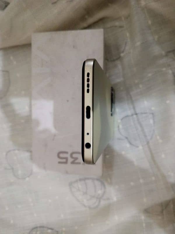 Vivo Y35 3