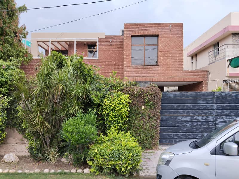 Kanal Elegant Design Red Bricks Bungalow At Prime Location 0
