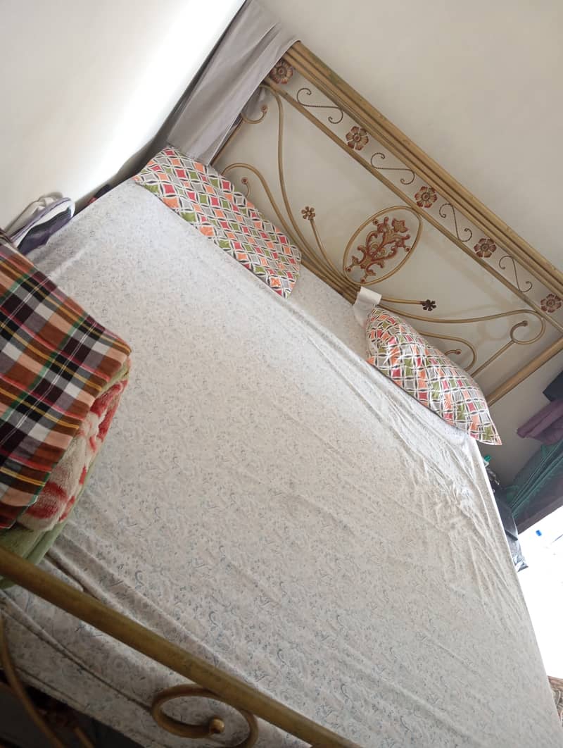 King size Iron bed with mattress in an excellent condition 3