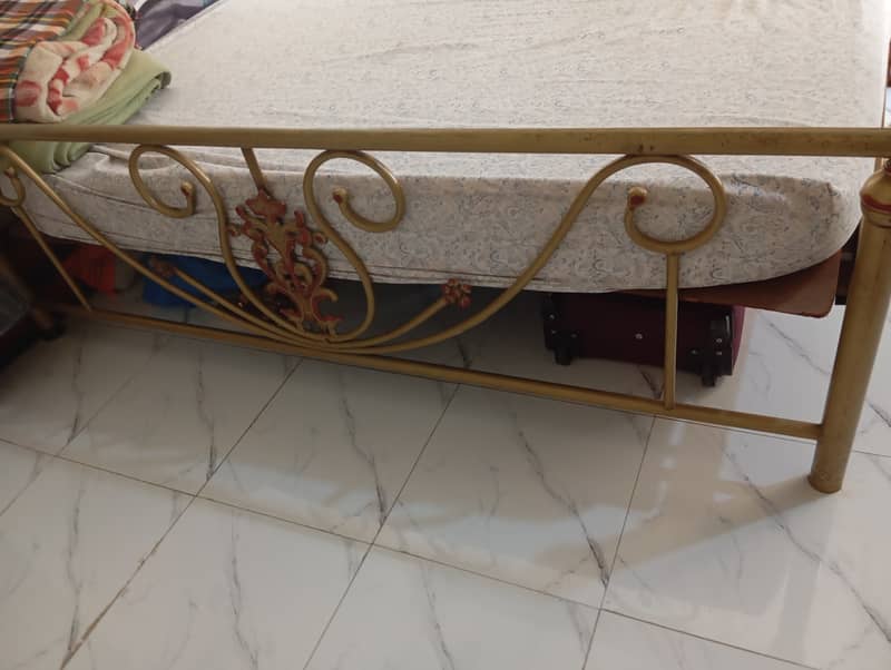 King size Iron bed with mattress in an excellent condition 4