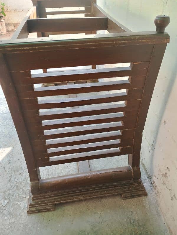 Dining table frame in good condition ,wooden 6