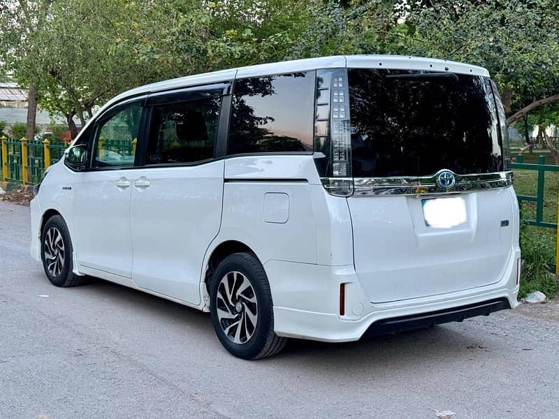 Toyota Voxy 2015 1