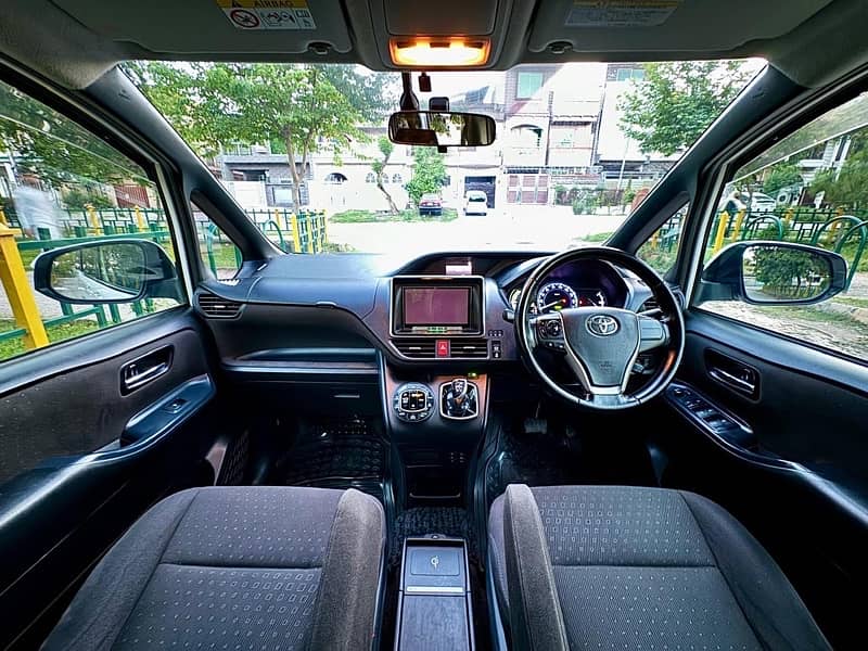 Toyota Voxy 2015 8