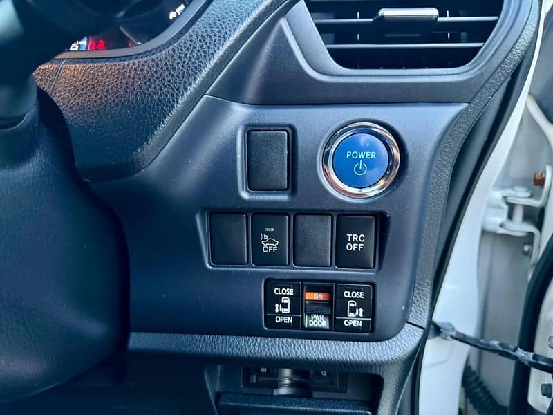 Toyota Voxy 2015 9