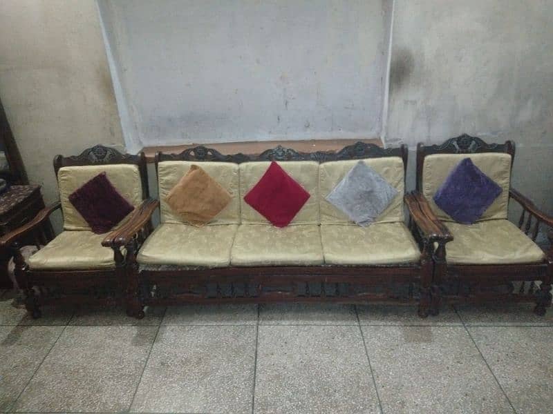 ye bohat Acha or mazboot lakdi Ka sofa hai 0
