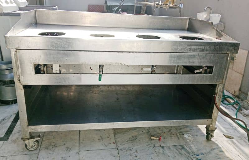 Gas stove with four burners 0