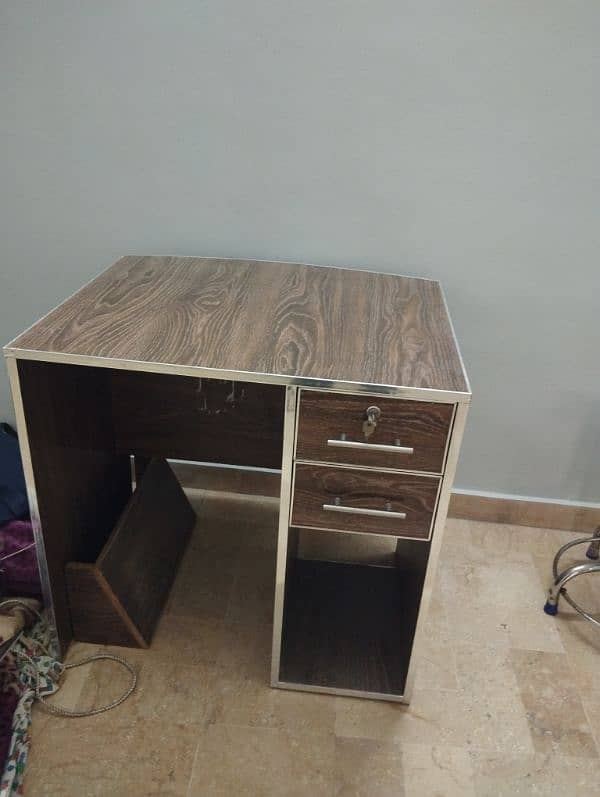 office table in excellent condition 0