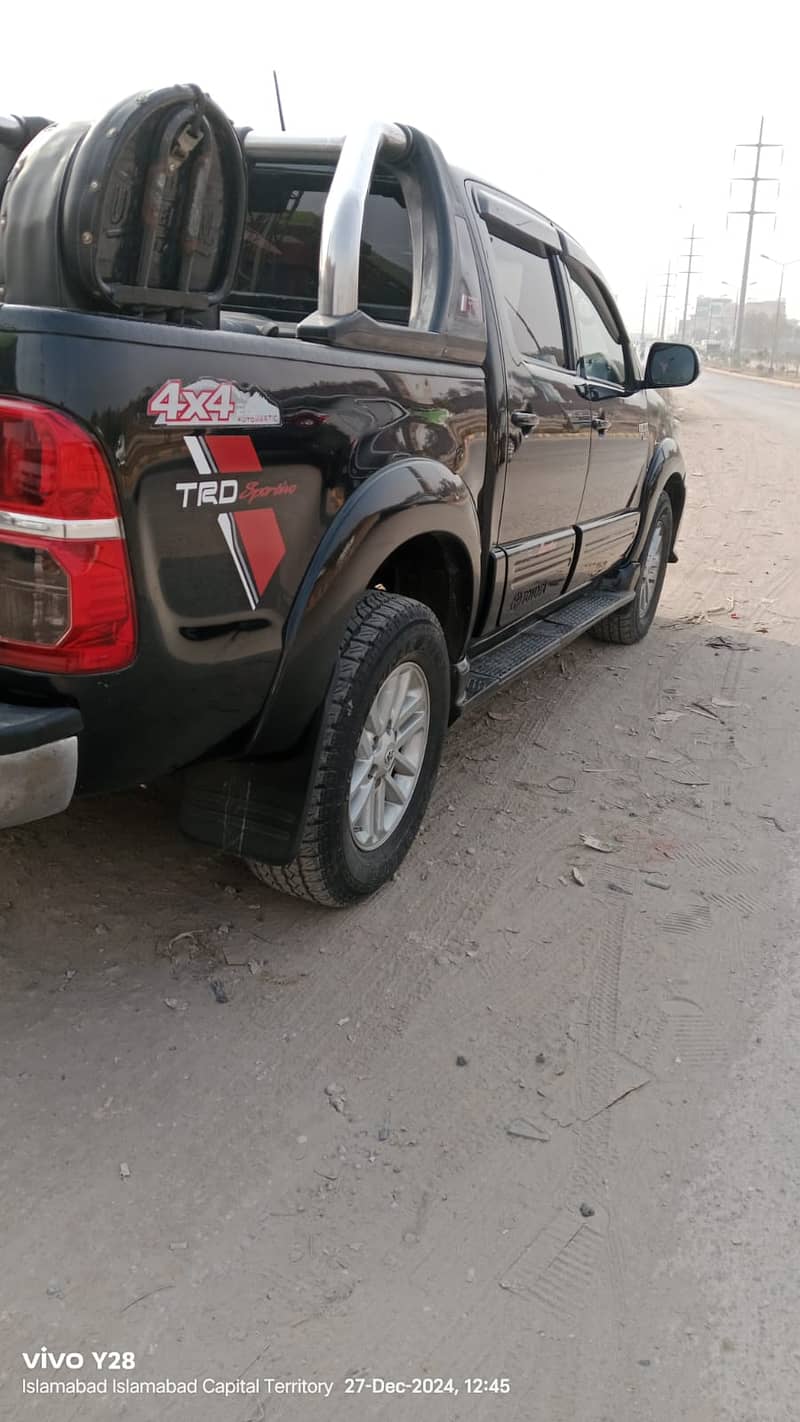 Toyota Hilux 2015 Model 5