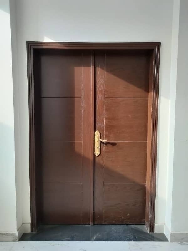 BRAND NEW 10 Marla 3 Bed Apartment On 5th Floor For Sale In Askari 11 Sec-D, Lahore 4
