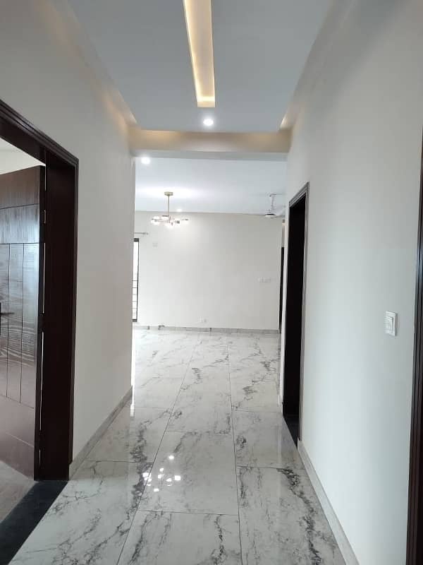 BRAND NEW 10 Marla 3 Bed Apartment On 5th Floor For Sale In Askari 11 Sec-D, Lahore 6