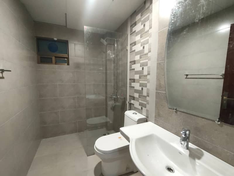 BRAND NEW 10 Marla 3 Bed Apartment On 5th Floor For Sale In Askari 11 Sec-D, Lahore 12