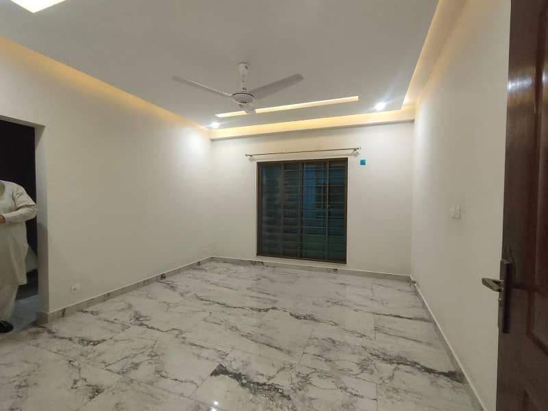 BRAND NEW 10 Marla 3 Bed Apartment On 5th Floor For Sale In Askari 11 Sec-D, Lahore 15