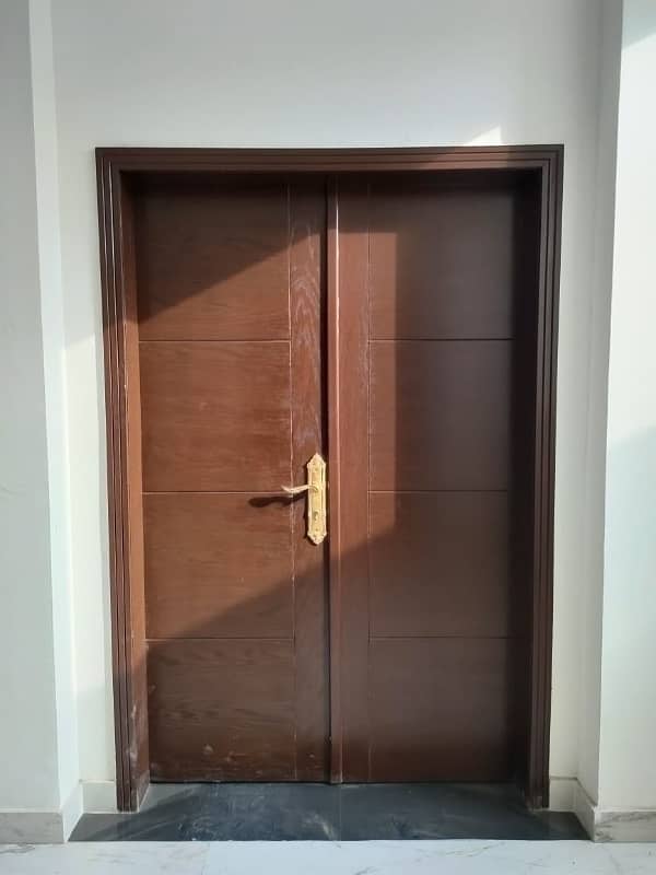 BRAND NEW 10 Marla 3 Bed Apartment On 5th Floor For Sale In Askari 11 Sec-D, Lahore 3