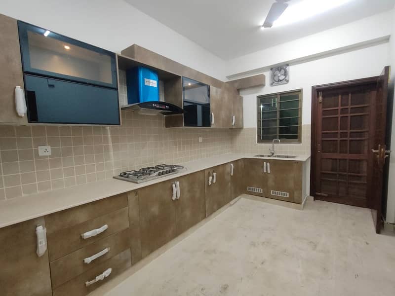 BRAND NEW 10 Marla 3 Bed Apartment On 5th Floor For Sale In Askari 11 Sec-D, Lahore 8