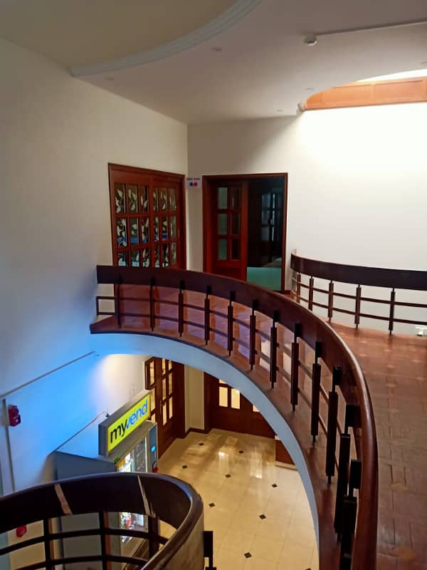 1000 sq yards bunglow near al tijrah building Ground plus 1 for Commercial use only 1