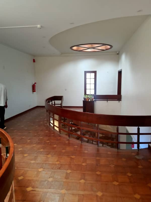 1000 sq yards bunglow near al tijrah building Ground plus 1 for Commercial use only 3