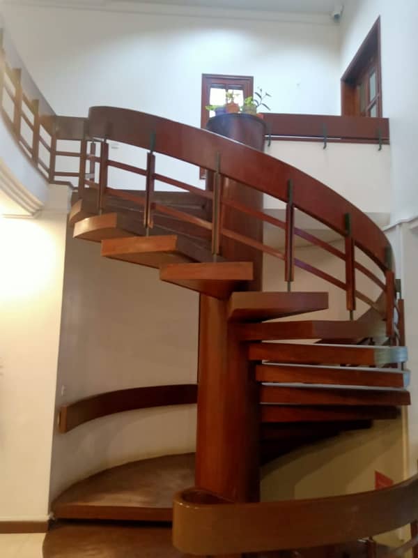 1000 sq yards bunglow near al tijrah building Ground plus 1 for Commercial use only 12