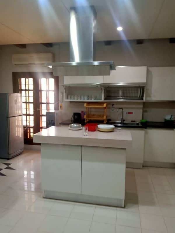 1000 sq yards bunglow near al tijrah building Ground plus 1 for Commercial use only 16