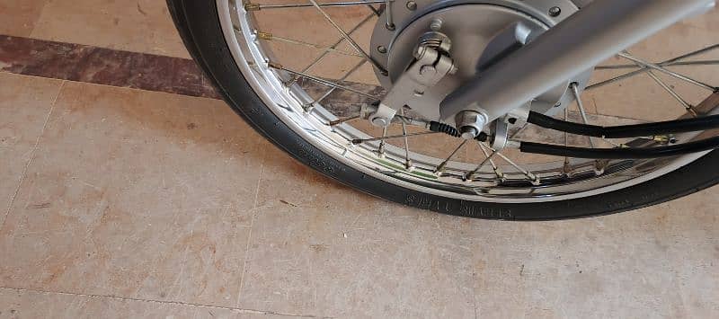 10/10 new bike hai number abhi lagvaya hai 9