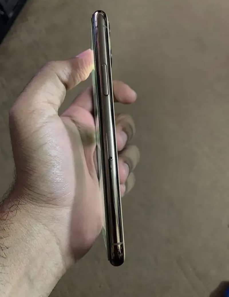 iPhone 11 Pro LLA Factory Unlock Water Pack Read full add please 3
