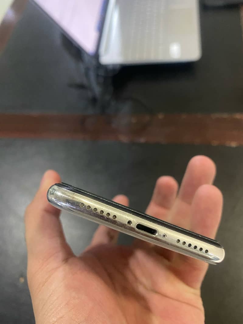 Apple iPhone X 4