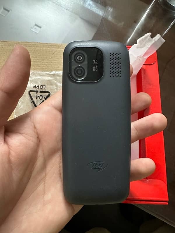 Itel phone , dual sim card , extra memory card space 4