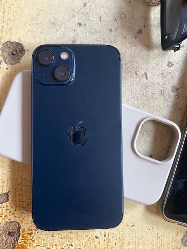 iPhone 13 4