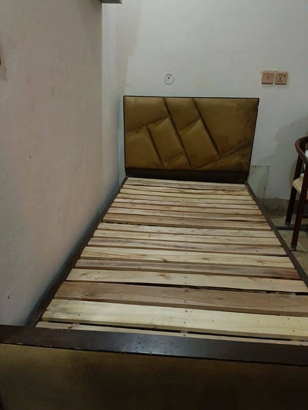 Single wooden bed without matterres 0