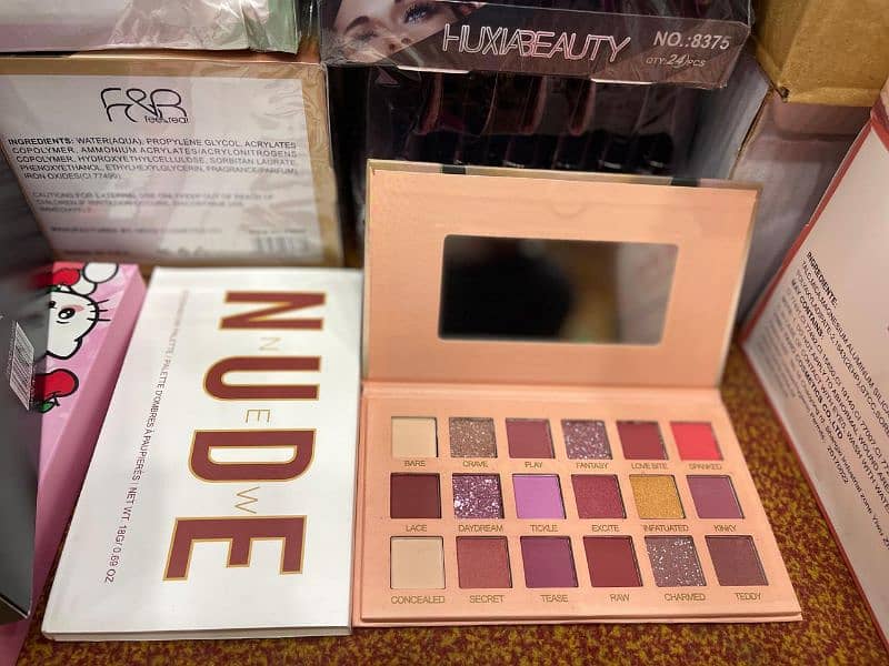 Nude and shimmery Eye shadow palette 0