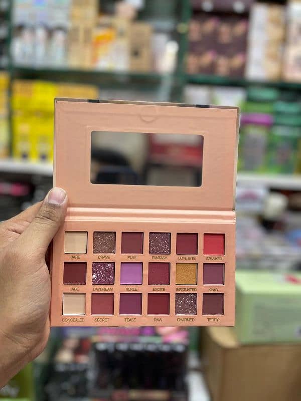 Nude and shimmery Eye shadow palette 1