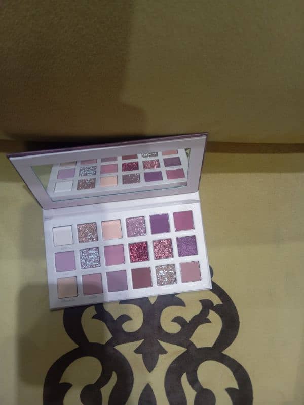 Nude and shimmery Eye shadow palette 4